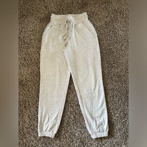 Alo Yoga Easy 7/8 Cropped Joggers - XS - Oatmeal